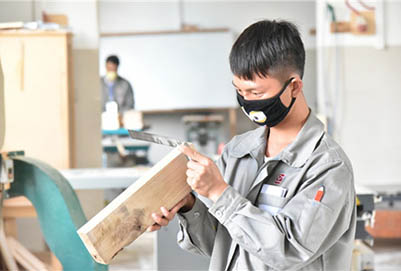 兴仁民族职业学校木制工艺品加工及木工机械专业